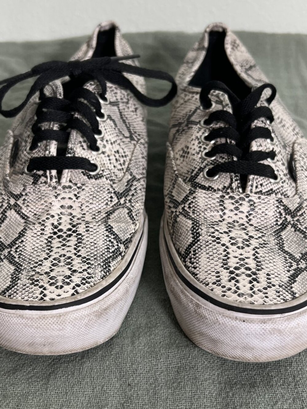 VANS Black & White Faux Snakeskin Pattern Sneakers SZ Men's 12 - Picture 2 of 11